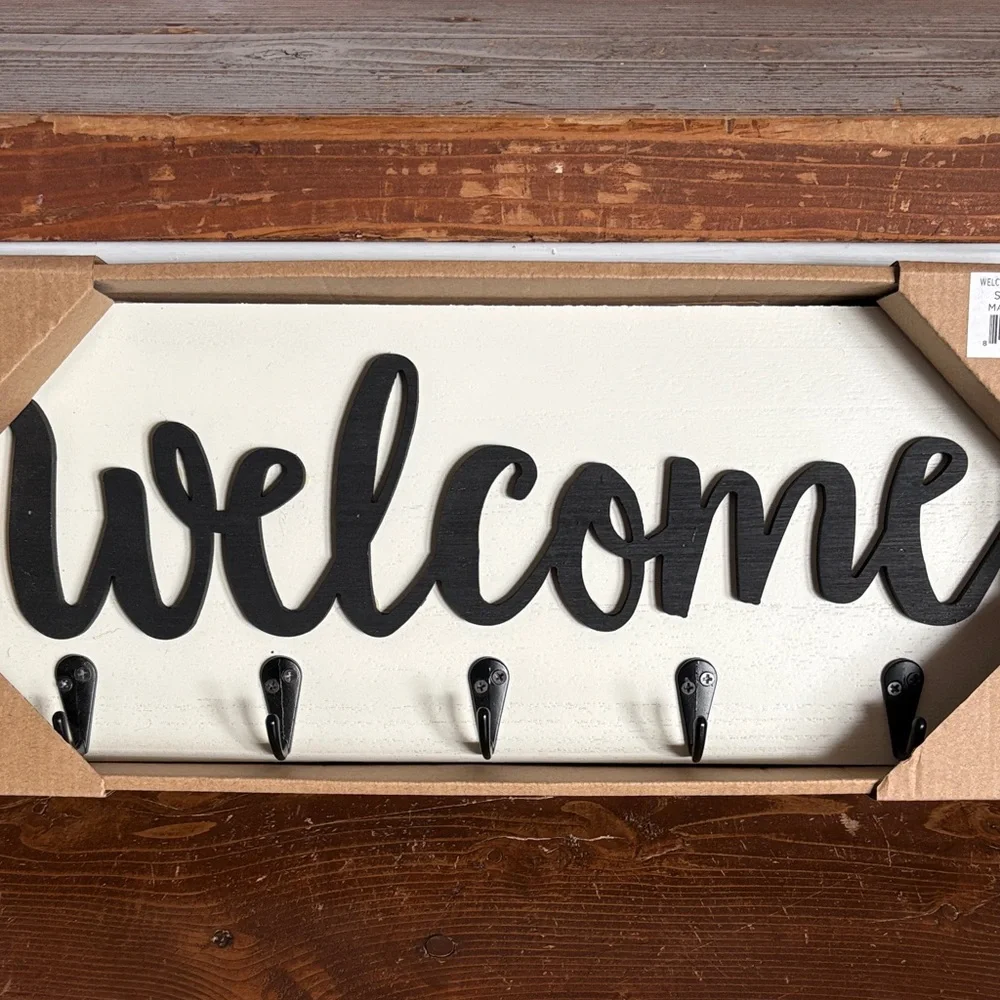 Black and White Welcome Wall Hook Decor